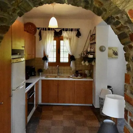 The Garden House Only A 2 Minute Walk From The Picturesque Marine Of Vourkari. Hébergement de vacances *