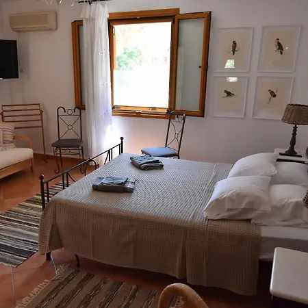 Hébergement de vacances The Garden House Only A 2 Minute Walk From The Picturesque Marine Of Vourkari. *
