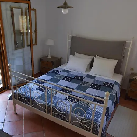 The Garden House Only A 2 Minute Walk From The Picturesque Marine Of Vourkari. * Ioulis