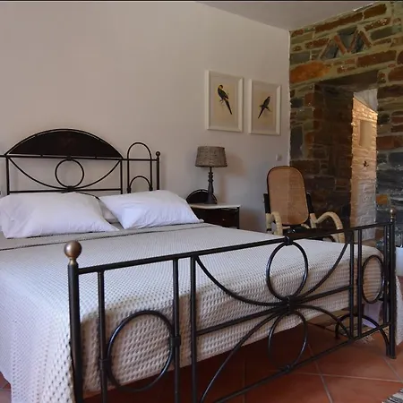 Hébergement de vacances The Garden House Only A 2 Minute Walk From The Picturesque Marine Of Vourkari. *