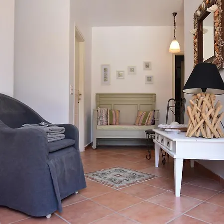 The Garden House Only A 2 Minute Walk From The Picturesque Marine Of Vourkari. Hébergement de vacances