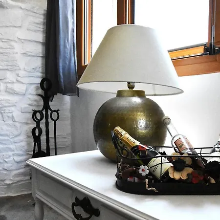 Hébergement de vacances The Garden House Only A 2 Minute Walk From The Picturesque Marine Of Vourkari. *