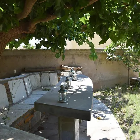 Hébergement de vacances The Garden House Only A 2 Minute Walk From The Picturesque Marine Of Vourkari. *