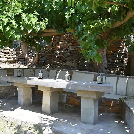 The Garden House Only A 2 Minute Walk From The Picturesque Marine Of Vourkari. Hébergement de vacances Ioulis