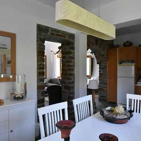 The Garden House Only A 2 Minute Walk From The Picturesque Marine Of Vourkari. Ioulis