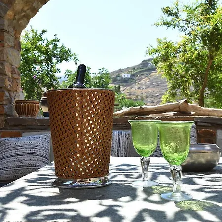 The Garden House Only A 2 Minute Walk From The Picturesque Marine Of Vourkari. Hébergement de vacances