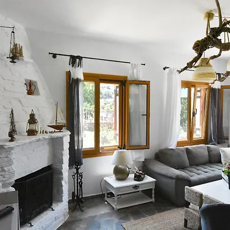 Hébergement de vacances The Garden House Only A 2 Minute Walk From The Picturesque Marine Of Vourkari. Ioulis