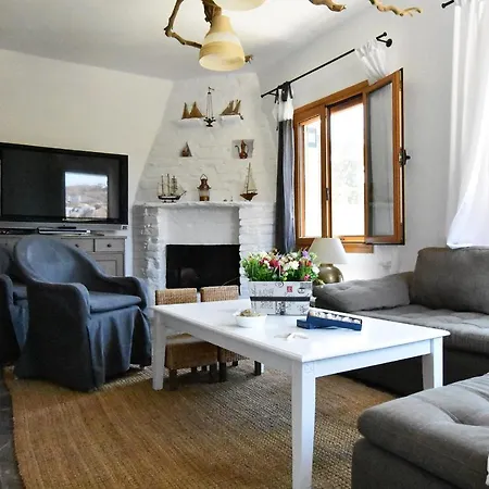 The Garden House Only A 2 Minute Walk From The Picturesque Marine Of Vourkari. Ioulis