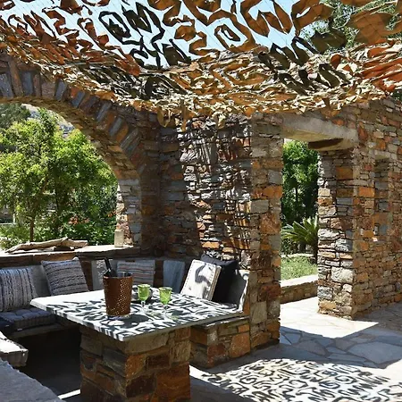 The Garden House Only A 2 Minute Walk From The Picturesque Marine Of Vourkari. Hébergement de vacances *