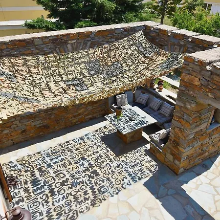 Hébergement de vacances The Garden House Only A 2 Minute Walk From The Picturesque Marine Of Vourkari. *