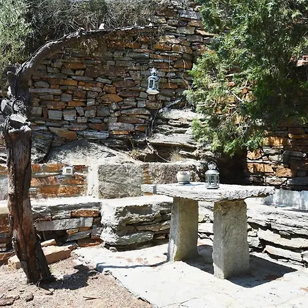 Hébergement de vacances The Garden House Only A 2 Minute Walk From The Picturesque Marine Of Vourkari. Ioulis