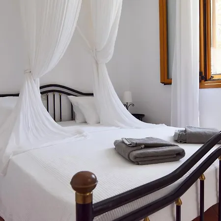 The Garden House Only A 2 Minute Walk From The Picturesque Marine Of Vourkari. *