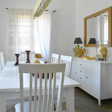 The Garden House Only A 2 Minute Walk From The Picturesque Marine Of Vourkari. Dom wakacyjny