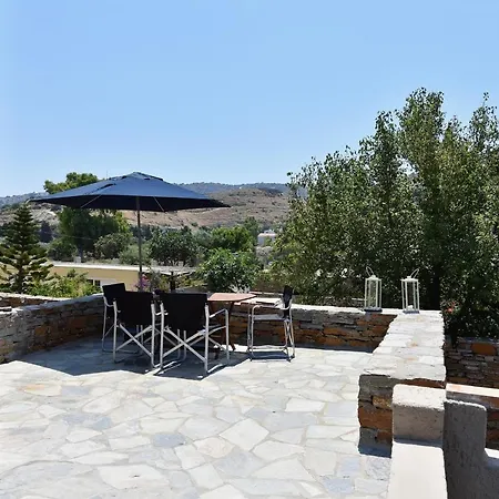 The Garden House Only A 2 Minute Walk From The Picturesque Marine Of Vourkari. * Ioulis