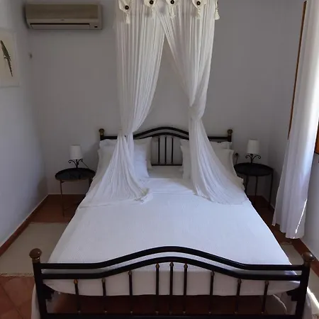 The Garden House Only A 2 Minute Walk From The Picturesque Marine Of Vourkari. Dom wakacyjny *