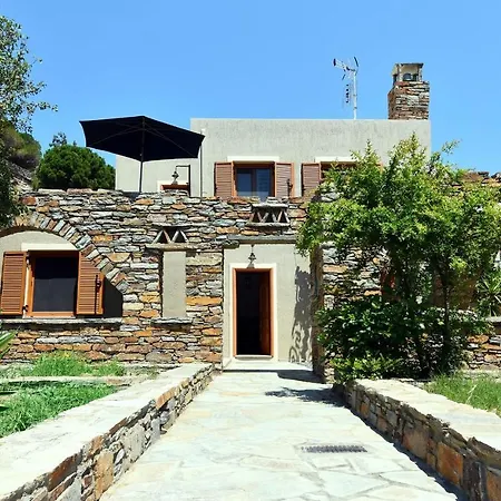 The Garden House Only A 2 Minute Walk From The Picturesque Marine Of Vourkari. Dom wakacyjny Ioulis