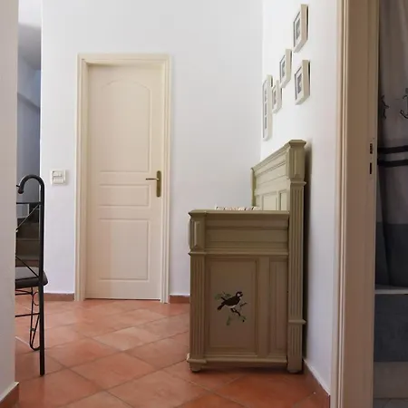 Dom wakacyjny The Garden House Only A 2 Minute Walk From The Picturesque Marine Of Vourkari. *