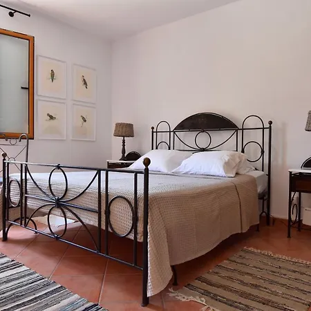The Garden House Only A 2 Minute Walk From The Picturesque Marine Of Vourkari. Dom wakacyjny *