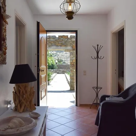 The Garden House Only A 2 Minute Walk From The Picturesque Marine Of Vourkari. Ioulis