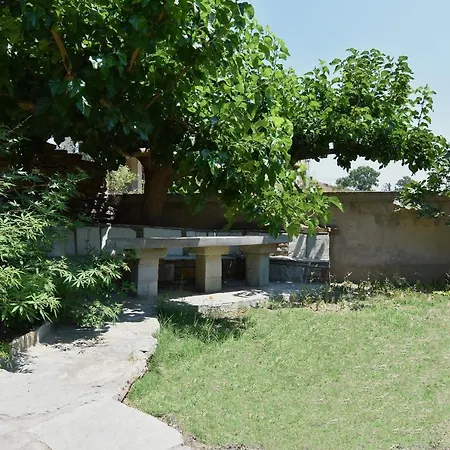 The Garden House Only A 2 Minute Walk From The Picturesque Marine Of Vourkari. * Ioulis